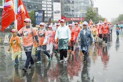 “栾馨仁”志愿者冒雨募捐公益跑.jpg