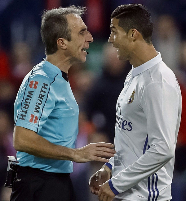 西甲裁判才是足坛大笑话，西班牙足协的裁判管理都难比中超