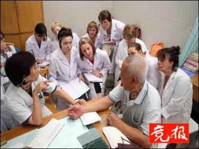 82外国人学中医.jpg