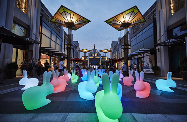 元宵节怎么过？逛迪士尼时顺道去看“艺术范”兔儿灯