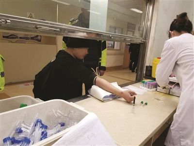 外卖小哥醉酒骑车被查，恳求先把外卖送完后再接受处理