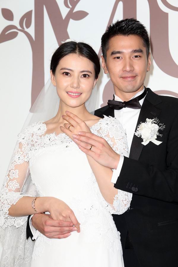 用明星同款对戒，许诺这个“一起爱一世”的情人节