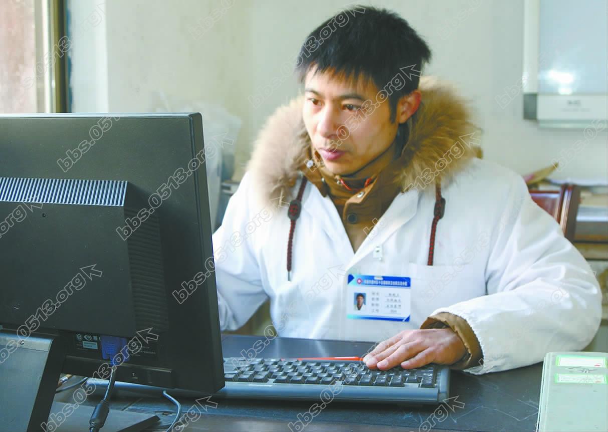 图为杨晓卫正在电脑上查看病人病情资料。