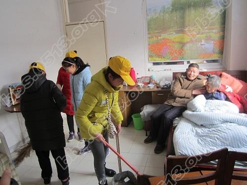 小志愿者为老人打扫 (2).JPG