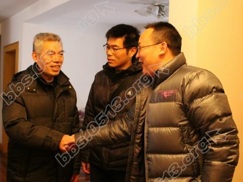 新春慰问送进门 街邻共建一家亲.jpg