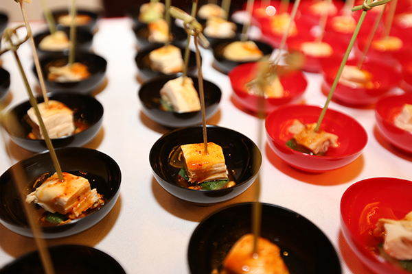 这两个外国人捣鼓了一套山寨“舌尖”，看上去竟然还不错