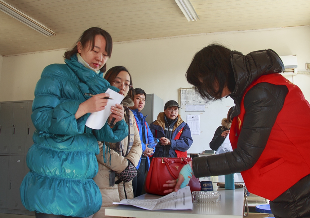 工作人员和志愿者在做准备工作