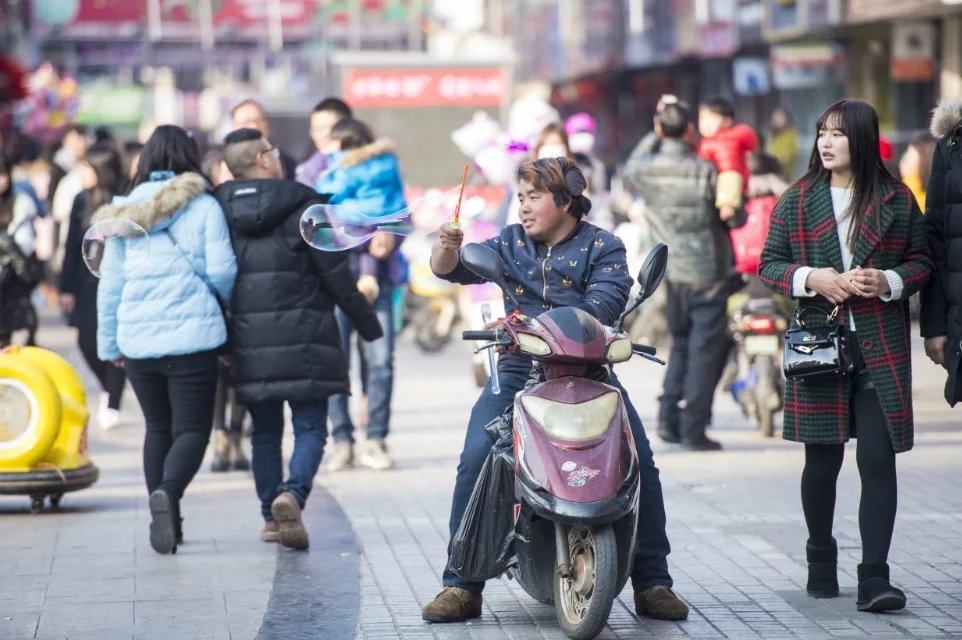 《玩泡泡的小伙子》八仙城