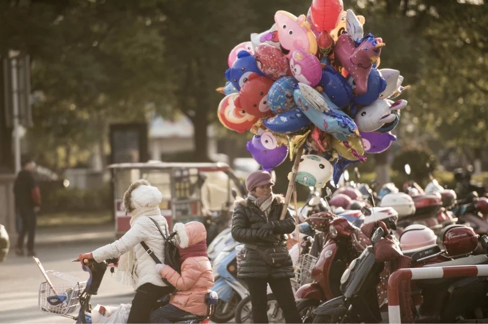 《卖气球的老人》中南世纪城