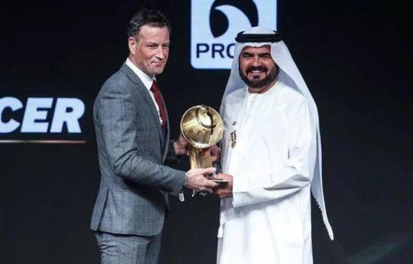 英超金哨克拉滕伯前往沙特淘金，球迷欢送“盲人裁判”