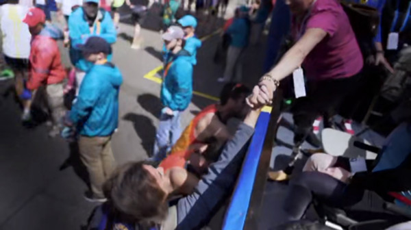 波士顿马拉松爆炸案纪录片：真实的人生比好莱坞大片更打动人