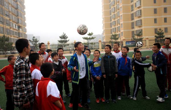教育部要建5万所足球特色学校，教练巨大缺口怎么补