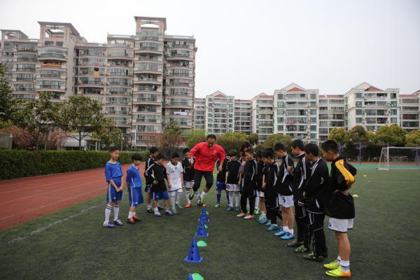 教育部要建5万所足球特色学校，教练巨大缺口怎么补
