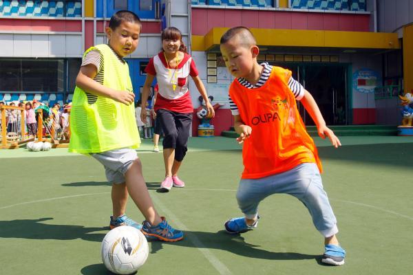 教育部要建5万所足球特色学校，教练巨大缺口怎么补