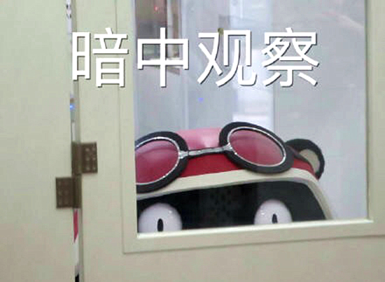 澎湃联播|你坐在影院看电影，放电影人在探头里看你