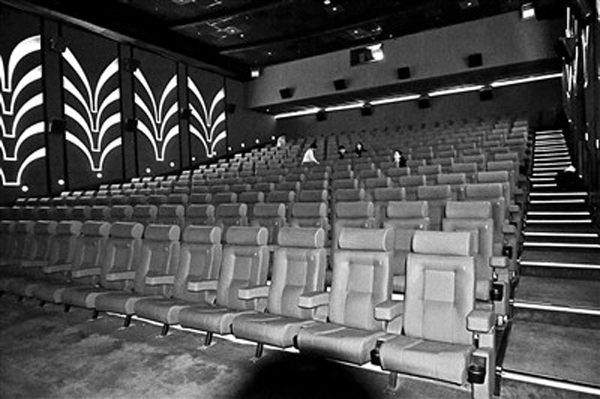 电影院早就装监控探头了，但大部分看不清观众席