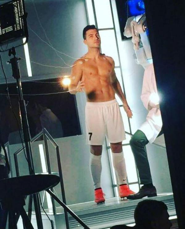 这些广告都是C罗拍的吗，原来他还有个御用替身