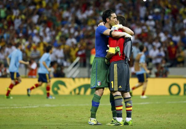 两个奔四男人的深情拥抱，卡西和布冯还有多少时间“重逢”