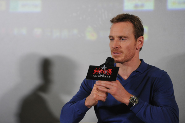 “一美”和女友都掉水里，“法鲨”会先救谁