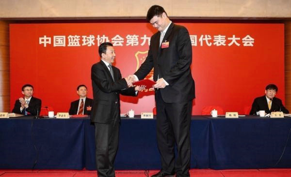 澎湃联播|姚明当主席，从此陪领导打球再也不用放水