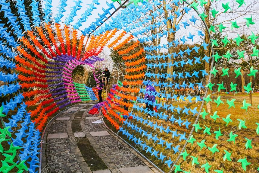 南通风车艺术节开幕在即 工人们紧张布展 (1).jpg