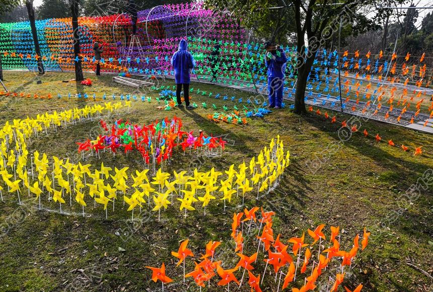 南通风车艺术节开幕在即 工人们紧张布展 (2).jpg