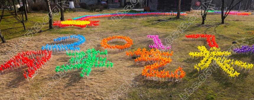 南通风车艺术节开幕在即 工人们紧张布展 (4).jpg