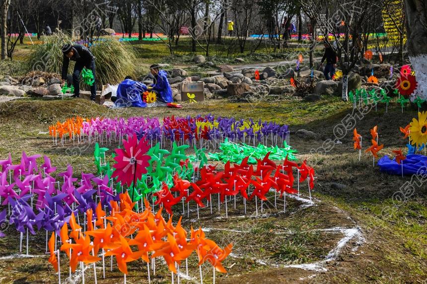 南通风车艺术节开幕在即 工人们紧张布展 (5).jpg