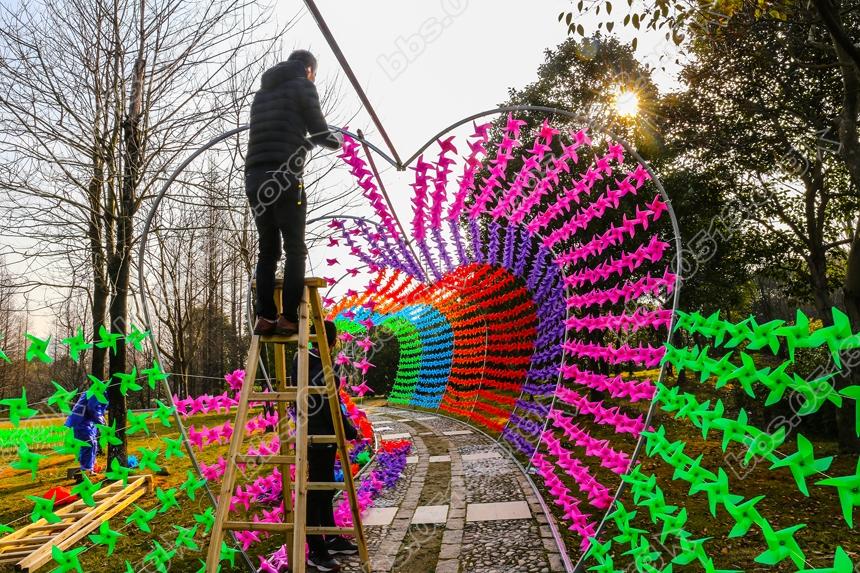 南通风车艺术节开幕在即 工人们紧张布展 (6).jpg