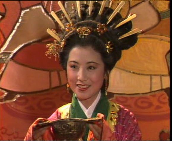 《大秦帝国》中宣太后的发型有些不符合年纪