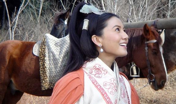 《大秦帝国》中宣太后的发型有些不符合年纪