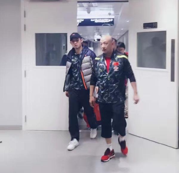 张继科高烧退赛迷妹很心疼，“藏獒”在场上都站不稳了