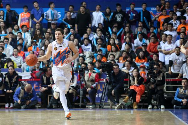 他的得分能力让杜兰特都崇拜，但更值得我们尊敬的是这些细节