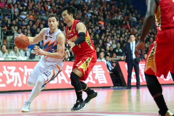 他的得分能力让杜兰特都崇拜，但更值得我们尊敬的是这些细节