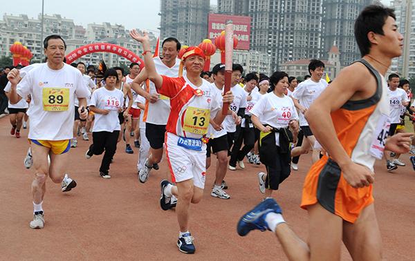 80岁跑者罹患癌症：变卖奥运火炬治病，不愿接受捐助