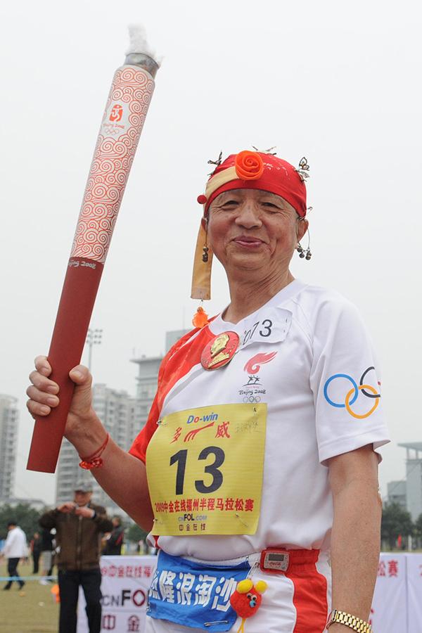 80岁跑者罹患癌症：变卖奥运火炬治病，不愿接受捐助