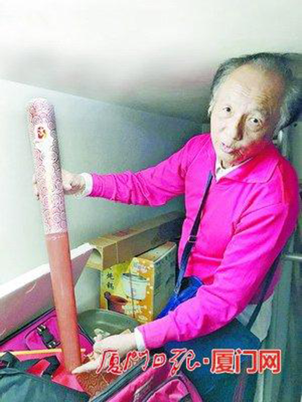 80岁跑者罹患癌症：变卖奥运火炬治病，不愿接受捐助