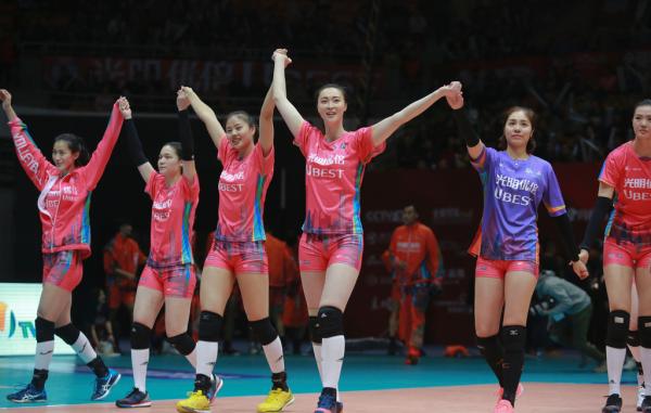 这是中国排球职业化开端吗，三代排球人齐聚，孙晋芳热泪盈眶