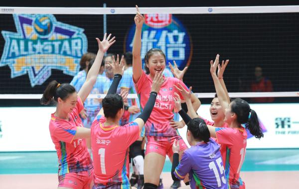 这是中国排球职业化开端吗，三代排球人齐聚，孙晋芳热泪盈眶