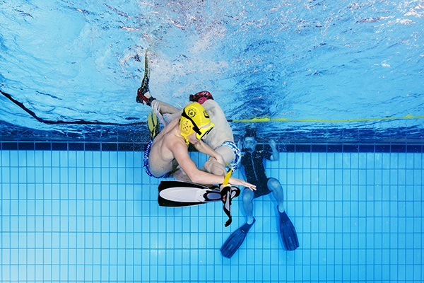 趣看｜没见过人鱼打架，或许可以看看水下摔跤