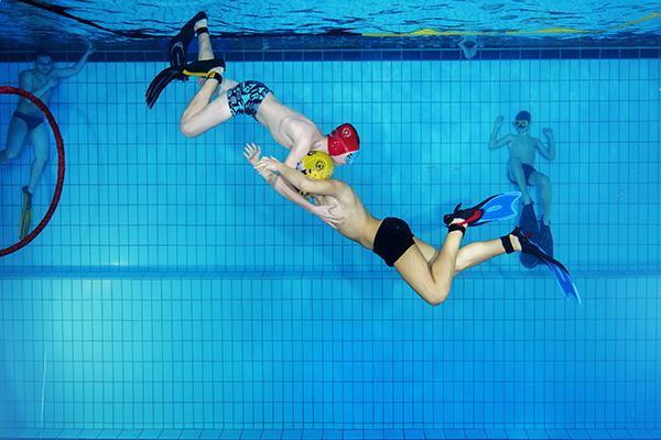 趣看｜没见过人鱼打架，或许可以看看水下摔跤