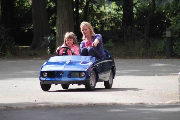 给孩子开的电动车，也已动辄上万了