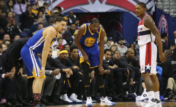 杜兰特左膝韧带拉伤胫骨挫伤，至少缺阵四周常规赛复出成疑