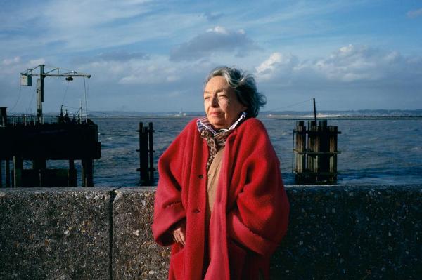 今天是杜拉斯的忌日，看看她生前如何看待激情和酒精