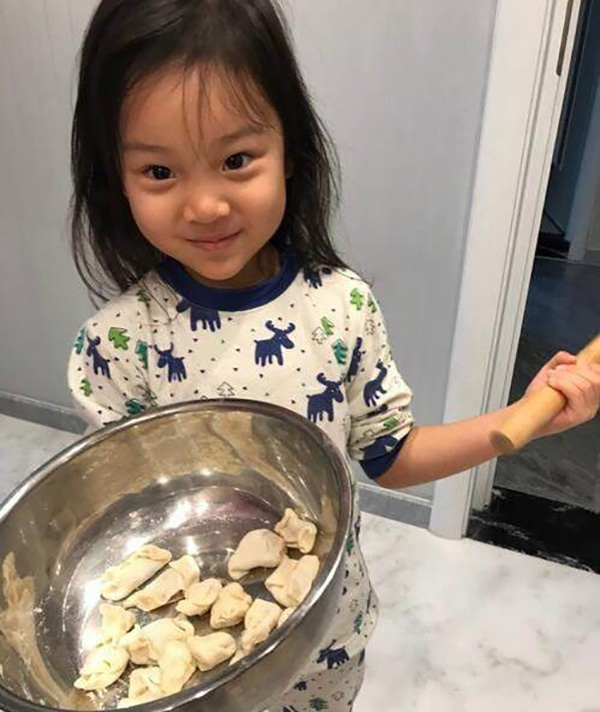 甜馨早起包饺子引热议，如何正确鼓励孩子做家务