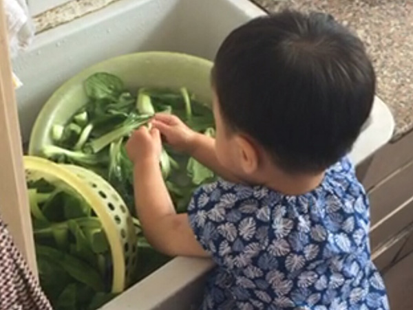 甜馨早起包饺子引热议，如何正确鼓励孩子做家务