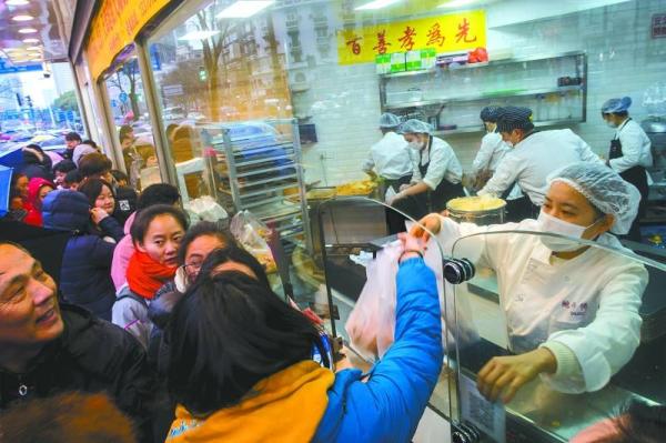 视频｜鲍师傅上海店排队拉长至7小时：黄牛被认出后雇人排队