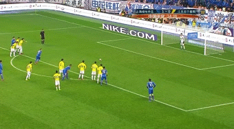 特维斯成了申花“真大腿”，但野兽的脾气还要摸摸清