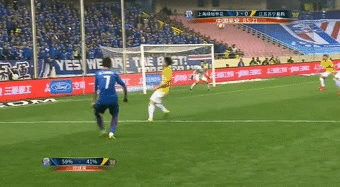 特维斯成了申花“真大腿”，但野兽的脾气还要摸摸清