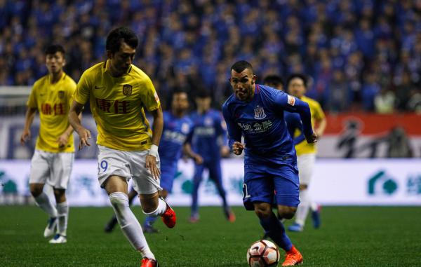 特维斯成了申花“真大腿”，但野兽的脾气还要摸摸清